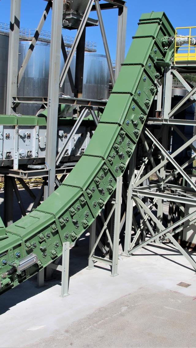Bucket conveyor for hot clinker transport at steep inclines Magaldi